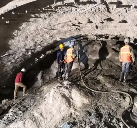 曲江隧道拱顶带模注浆料，微膨胀注浆料的特点及施工工艺